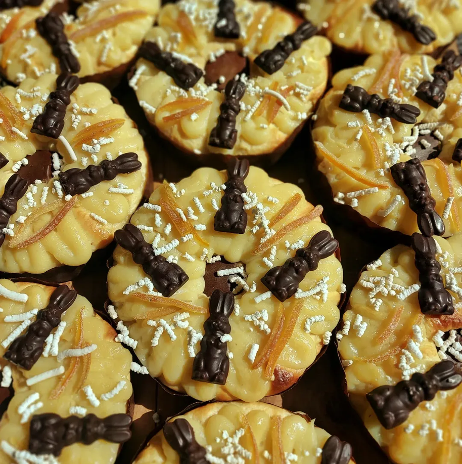 Tartas individuales decoradas con crema y conejitos de chocolate